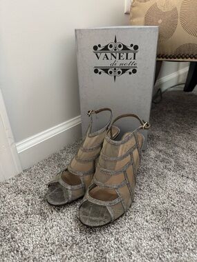 Vaneli di notte Metallic Strappy Heels
